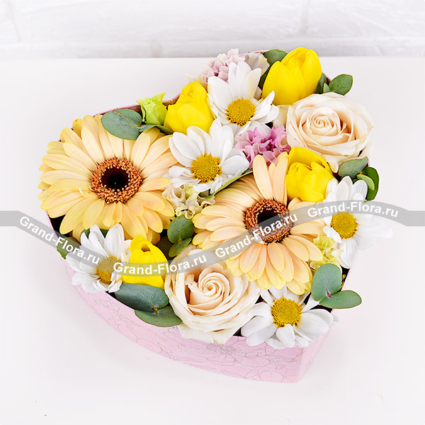 Солнечные дни - коробка с желтыми тюльпанами и герберами