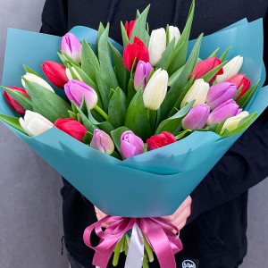 Весеннее цветение - букет из разноцветных тюльпанов
